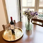 Stunning Luxury In Chiado 1br Lägenhet Lisboa