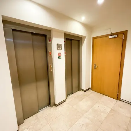 Stunning Luxury In Chiado 1br ליסבון