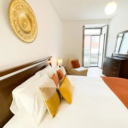 Stunning Luxury In Chiado 1br דירה *