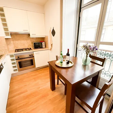 Stunning Luxury In Chiado 1br דירה *